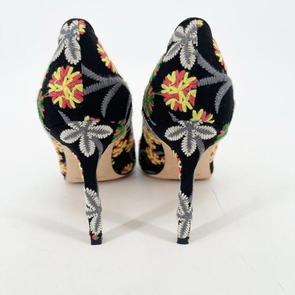 Manolo Blahnik BB 90 Black Floral Embroidered Fabric Pointed Toe Pumps IT 38 - Picture 9 of 11